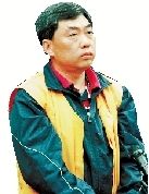 今年4月8日,宋军在青岛市中级法院出庭受审。供图 半岛都市报 今年4月8日,宋军在青岛市中级法院出庭受审。供图 半岛都市报
