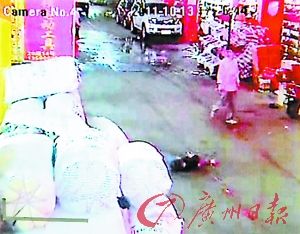 视频中的几个路人,很明显都在看着躺在地上的小悦悦,但无人施以援手。(视频截图) 视频中的几个路人,很明显都在看着躺在地上的小悦悦,但无人施以援手。(视频截图)