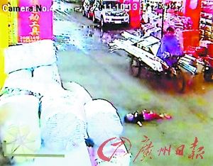 几个路人,很明显都在看着躺在地上的小悦悦,但无人施以援手。(视频截图) 几个路人,很明显都在看着躺在地上的小悦悦,但无人施以援手。(视频截图)