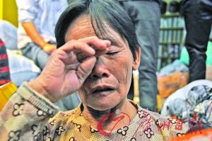 提起小悦悦,救人阿婆陈贤妹不禁伸手拭泪。记者罗知锋、龙成通 摄 提起小悦悦,救人阿婆陈贤妹不禁伸手拭泪。记者罗知锋、龙成通 摄