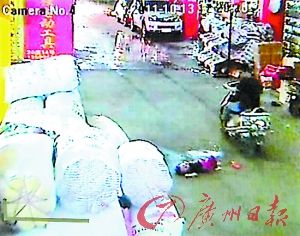 视频中的几个路人但无人施以援手。(视频截图) 视频中的几个路人但无人施以援手。(视频截图)