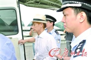 戴上了手铐的邓建国被送到广州市拘留所。