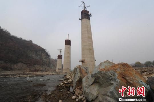 停建的宇松铁路头道松花江特大桥现场 崔颜锋 摄 停建的宇松铁路头道松花江特大桥现场 崔颜锋 摄