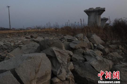 停建的靖宇段松江河铁路入城口现场 崔颜锋 摄 停建的靖宇段松江河铁路入城口现场 崔颜锋 摄