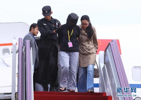9月29日,犯罪嫌疑人被押解下飞机。当日,特大跨国跨两岸电信诈骗犯罪集团首批45名中国籍犯罪嫌疑人被中国警方从印尼首都雅加达押解回国。 新华社记者 邢广利 摄 9月29日,犯罪嫌疑人被押解下飞机。当日,特大跨国跨两岸电信诈骗犯罪集团首批45名中国籍犯罪嫌疑人被中国警方从印尼首都雅加达押解回国。 新华社记者 邢广利 摄