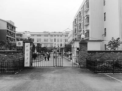 成都医学院的新校区建设2006年就开始启动,但直到今天还没完全完工。本报记者 叶铁桥 摄 成都医学院的新校区建设2006年就开始启动,但直到今天还没完全完工。本报记者 叶铁桥 摄