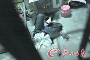 歹徒拉女路人上车抢劫持刀拒捕被击毙