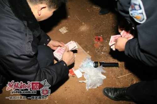近百人藏身深山废矿坑中聚赌被抓(组图)
