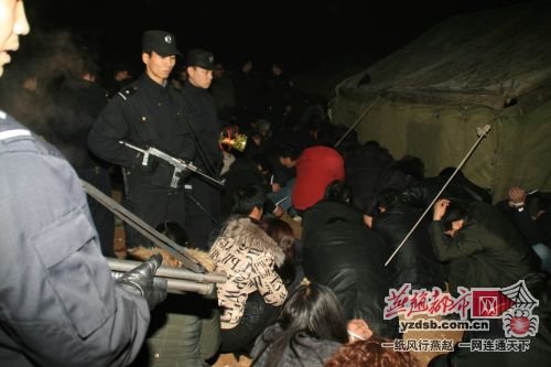 近百人藏身深山废矿坑中聚赌被抓(组图)