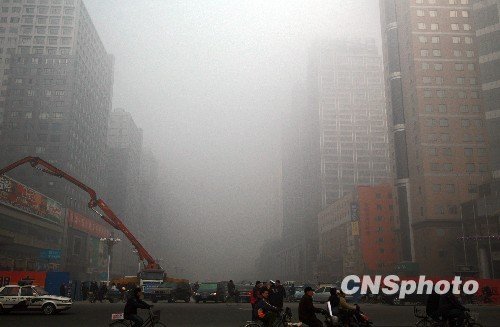 中国遭遇罕见持续雾霾天气 大雾笼罩十六省区