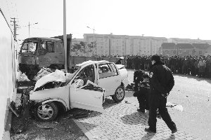 两车相撞致致3人死亡 司机掏走死者3万元(图)
