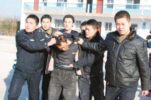 男子持斧头劫持65名小学生 砍伤2名警察(图)