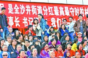 上百名村民拉起横幅,为陈才兴鸣冤请愿