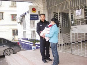90后未婚夫妻卖掉刚出生儿子买手机(图)