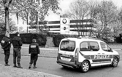 男子持枪闯进宝马总部挟持人质要求修车(图)