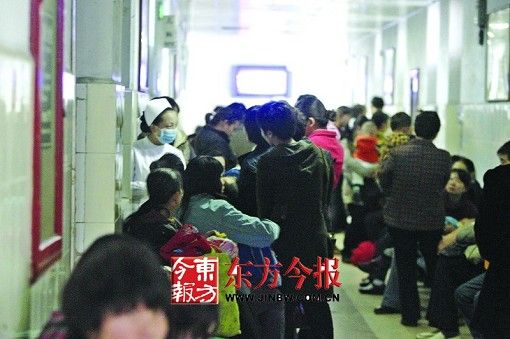 心脏病患者排队看病猝死医院 创收致检查泛滥