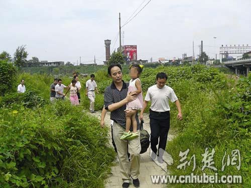 图为:警方擒获嫌疑人多姆拉(左三)救出女童