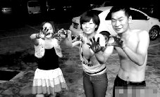 数名青年男女活剥小狗玩自拍 场面残忍(组图)