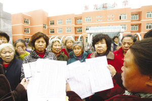 担心集资建的学校遭人强拆20余村民为争补偿看校大半年(组图)