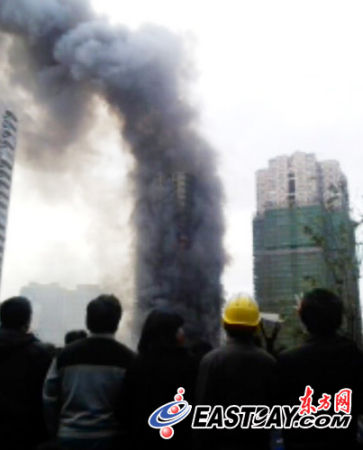图片说明:火势很大,几乎把整座大楼包围起来 图片说明:火势很大,几乎把整座大楼包围起来