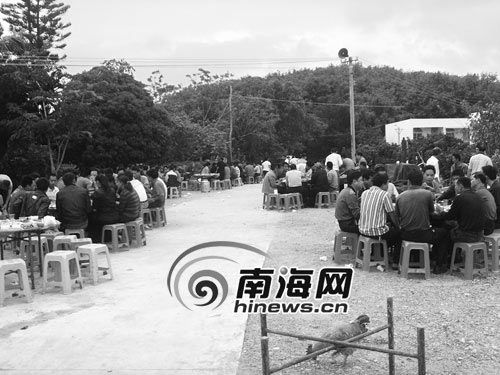 海南一单位公款设宴30桌祭神 没钱发工资(图)