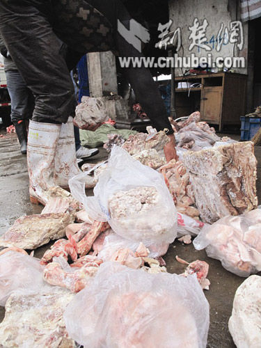 记者乔装应聘超市卖肉惊看光鲜肉馅藏污纳垢(组图)