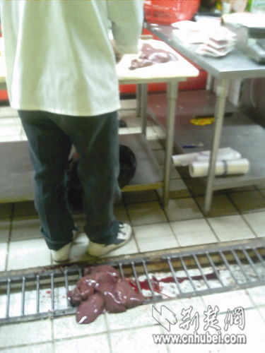 记者乔装应聘超市卖肉惊看光鲜肉馅藏污纳垢(组图)