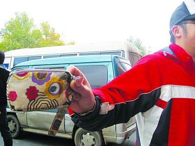 女子付不起赎回费用 被失物招领公司剪银行卡