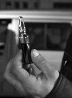 少年喝鼠药身亡 家属抬尸体到校门外聚集(图)