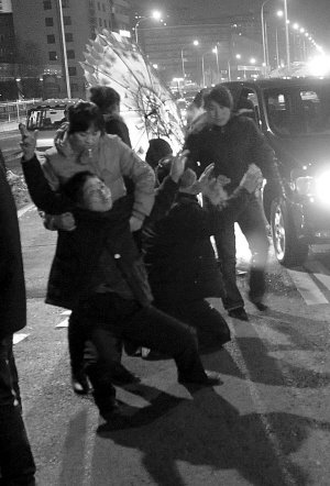 少年喝鼠药身亡 家属抬尸体到校门外聚集(图)