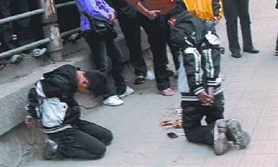 两名行窃少年被抓后遭反捆双手跪街示众(图)