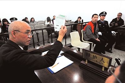 男子透支4万元受审求父亲还钱 父亲替儿子辩护