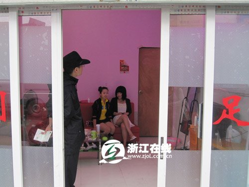 90后卖淫女当街公然拉客 警方称打击难度大