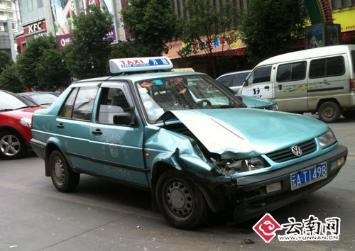 疯狂面包车街头“发飙” 连环撞击3车1人(图)