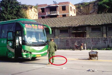 福建6旬保姆横穿马路 被客车撞倒当场死亡
