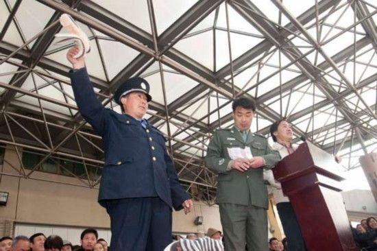 执法还是“销赃”? 杭州城管拍卖小贩物品引争议