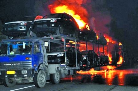 轮胎爆裂火烧连营 车上15辆新车变成光架架(图)