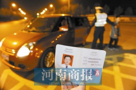 男子酒驾被查丢下9岁儿子弃车逃跑(图)