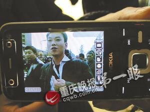 宝马变道与摩托车擦挂 驾乘者将摩托司机打晕