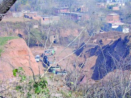 河南非法煤矿将废土倾倒河道 日赚20万