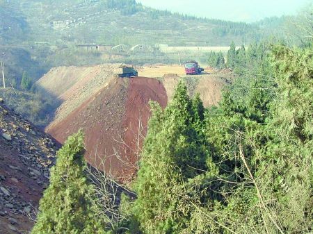 河南非法煤矿将废土倾倒河道 日赚20万