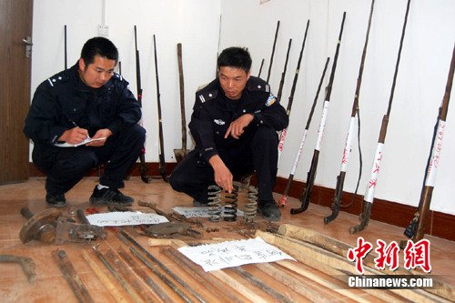 村民持枪伤人主动投案 警方顺藤摸瓜捣毁制枪窝点