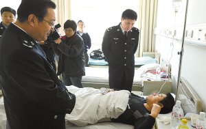 司机躲避例行检查 拖行交警数米致其腰椎骨折