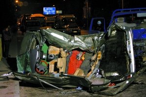 北京发生严重车祸4死6伤 伤者母亲向医生下跪