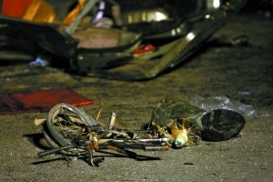 北京发生严重车祸4死6伤 伤者母亲向医生下跪