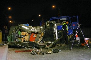 北京发生严重车祸4死6伤 伤者母亲向医生下跪