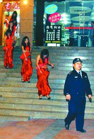 重庆抓获56涉黄男女 陪侍小姐玩