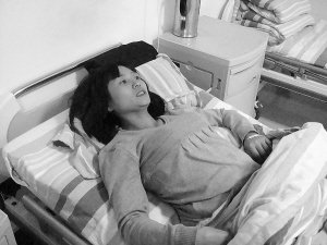 公交车门夹住孕妇拖出数十米(图)