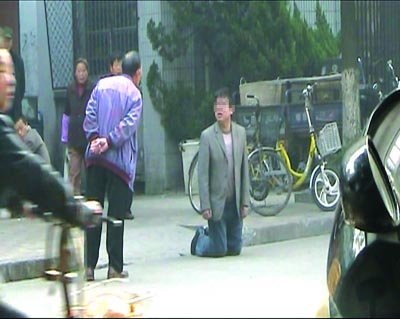 富家子跪街乞讨“找刺激” 称两天没吃饭(图)