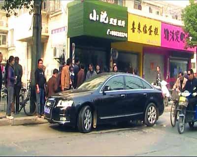 富家子跪街乞讨“找刺激” 称两天没吃饭(图)